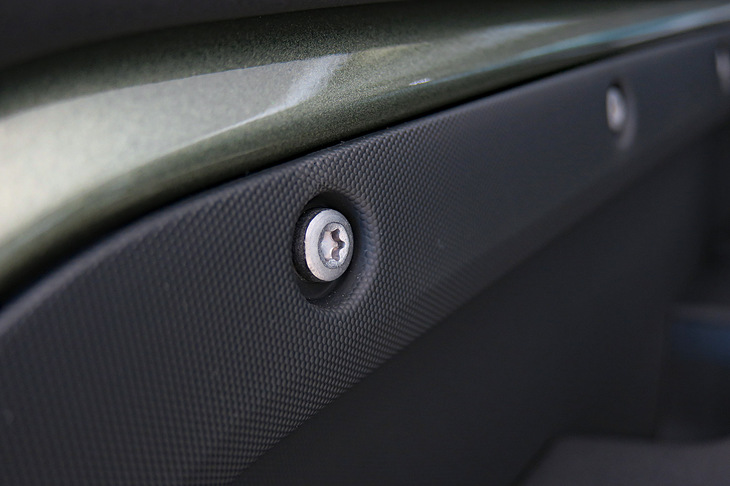 ランドローバー・ディフェンダー110 アドベンチャーパック装着車（ドアトリムを固定するボルト）