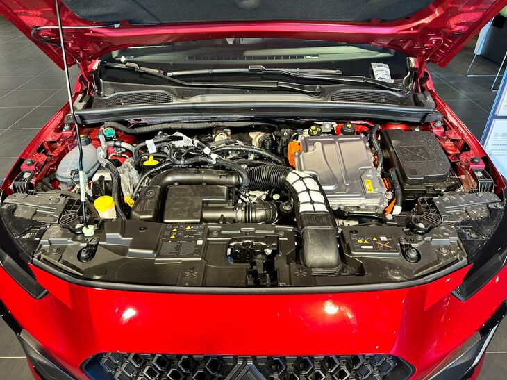 展示車はフルハイブリッド仕様だった。エンジンフード開口部は側面まで回り込み、整備性はよさそうだ。