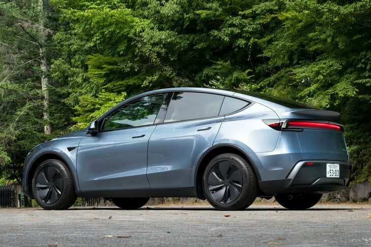 2020年に誕生し、2022年6月に日本に導入された「テスラ・モデルY」。今回試乗したのは2025年1月に発表されたマイナーチェンジモデルで、新意匠のフロントマスクや、拡散反射技術を用いたボディーパネルテールライトなどが外観上の特徴だ。