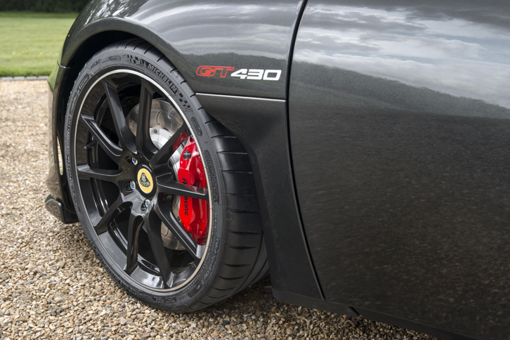 タイヤのサイズはフロントが245/35R19で、リアが295/30R20。「ミシュラン・パイロットスポーツ カップ2」が装着される。