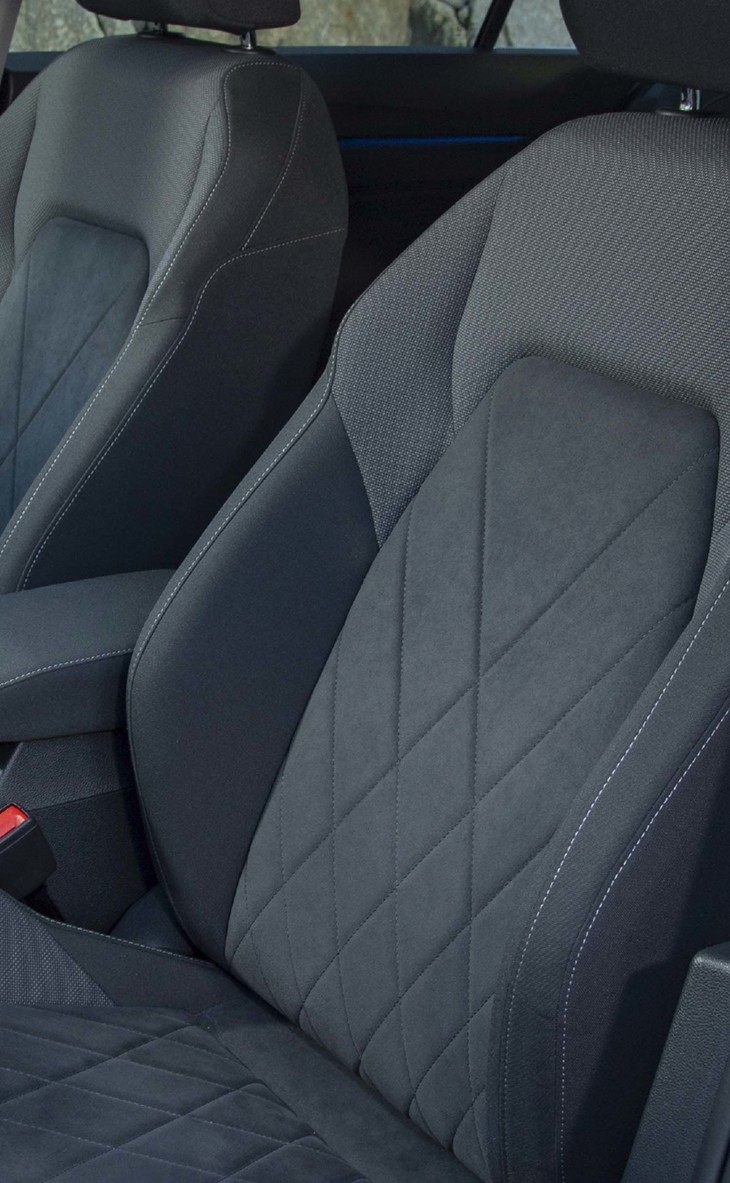 新型フォルクスワーゲン・ゴルフヴァリアントeTSIスタイル（フロントシート：ブラック）