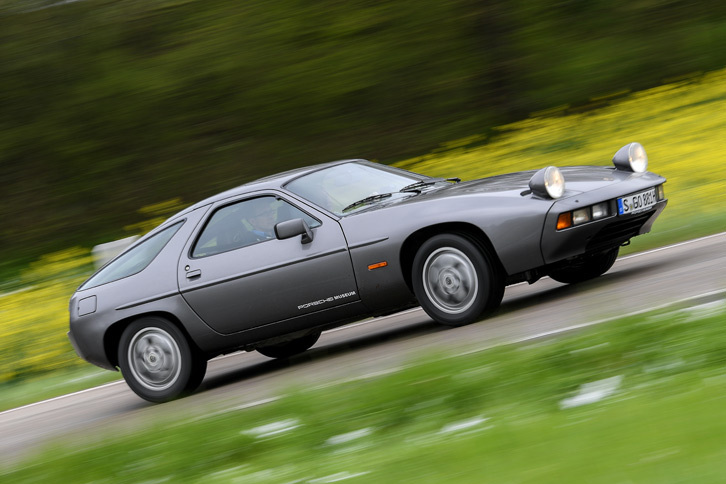 「924」系のモデルが直4エンジンを搭載したエントリーモデルだったのに対し「928」は大排気量のV8エンジンを積んだ上級モデルだった。