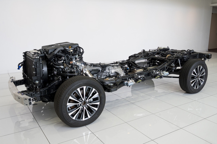 「レクサスLX」のランニングシャシー。新しい「トヨタ・ランドクルーザー」とレクサスLXには、完全新設計のプラットフォーム「GA-F」が採用されており、従来比＋20％の高剛性化と軽量化を実現している。（写真：向後一宏）