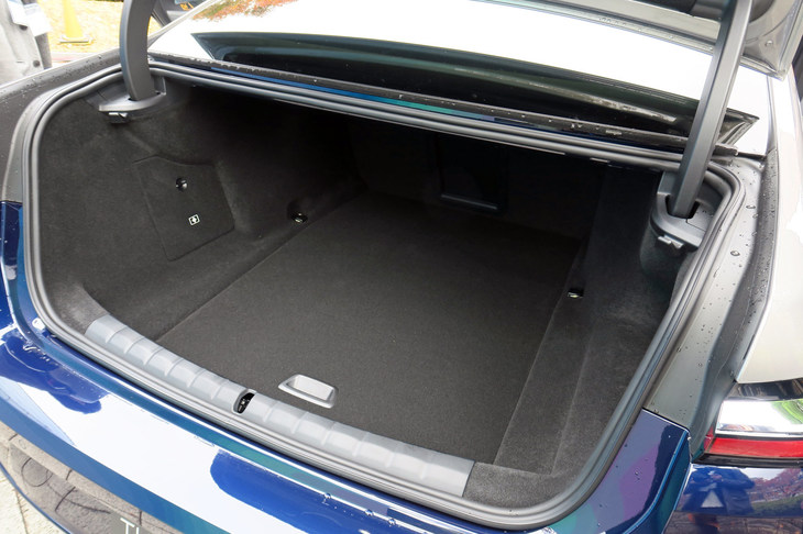 BMW i7 xDrive60eエクセレンス（トランクルーム）