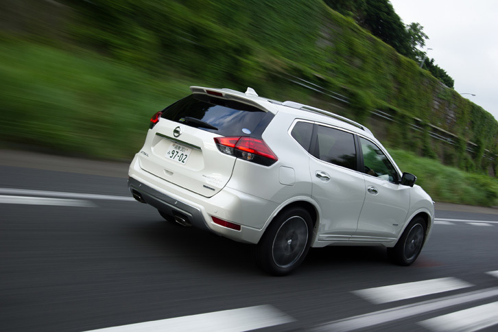 「日産エクストレイル」の全長は通常モデルで4690mm。「マツダCX-5」や「スバル・フォレスター」より8～15cmほど大きく、国産のミドルサイズSUVとしては「三菱アウトランダー」と並んで大柄な部類に入る。