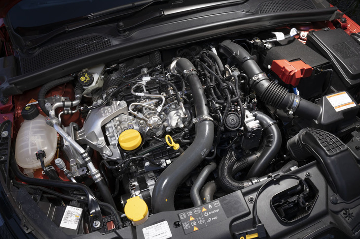 ダイムラーとの共同開発となる1.3リッター直4ターボエンジンを搭載。最高出力131PS/5000rpm、最大トルク240N・m/1600rpmを発生する。