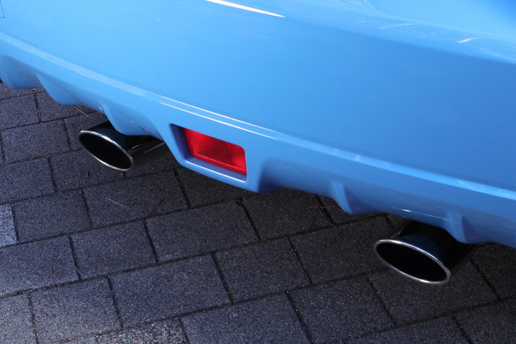 テスト車に装着されていたSTIスポーツマフラー。12万8520円（税込み）の販売店オプションとなる。