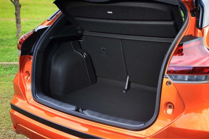 荷室の容量は5人乗車時で423リッター。9インチのゴルフバッグであれば3つ収納できる。
