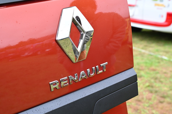 ルノーのひし形マークの下に「RENALUT」ロゴが入るのは、本国仕様に合わせたカスタマイズだ。