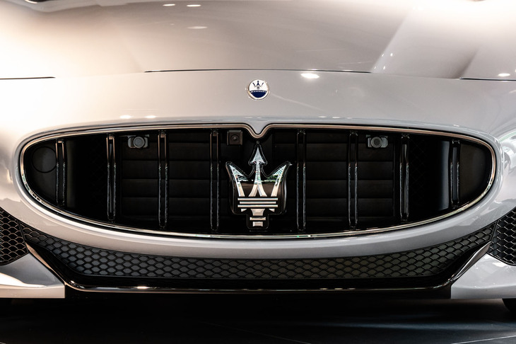 マセラティ・グランカブリオ トロフェオ（フロントグリル）