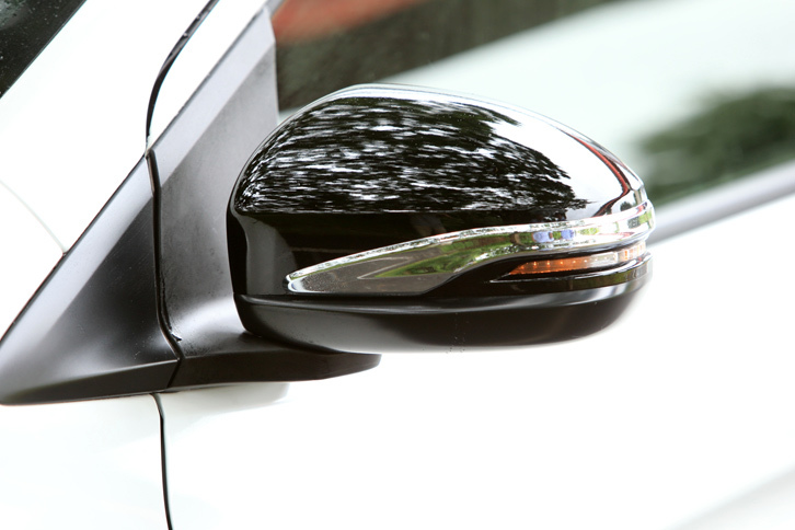 ドアミラーの装飾には、つややかな「ベルリナブラック」のカバーと、クロームメッキのガーニッシュが用意される。