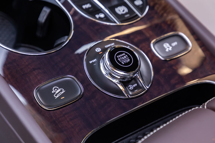 ドライビングモードセレクターダイヤルをセンターコンソールに配置。今回の試乗車は「Comfort」「B」「Sport」「Custom」の4種類だったが、オプションの「オールテレインスペシフィケーション」を組み込むと最大8種類（オンロード向けが4種類、オフロード向けが4種類）から選択できるようになる。