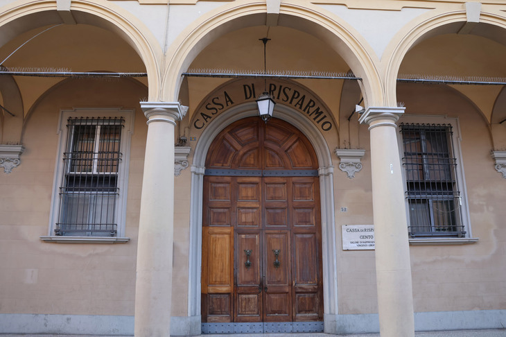 チェント貯蓄銀行の入り口。金策に苦慮していた若き日のフェルッチョが、このファサードをくぐるときの心境はどのようなものだっただろうか。