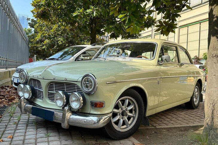 今回は、セダンという車型の行く末を考える。スタンスを施した、すなわち車高を下げた「ボルボ・アマゾン」。2024年7月、トリノで撮影。