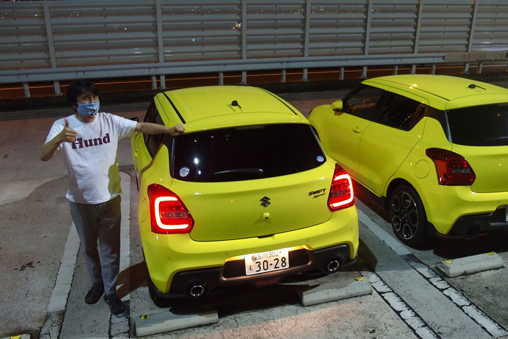 首都高辰巳PAで、関西方面のナンバーを付けた黄色の「スイフトスポーツ」（写真右）を発見。試乗車のスイスポ（写真左）を並べ、夜の辰巳PAらしく2台で勝手にオフ会をイメージしてみた。