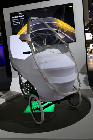 デンソーとマサチューセッツ工科大学との共同研究によって開発された、小型モビリティー。自動運転可能で、給電はワイヤレス。ループ状キャノピーにはラジエントヒーターが内蔵されている。