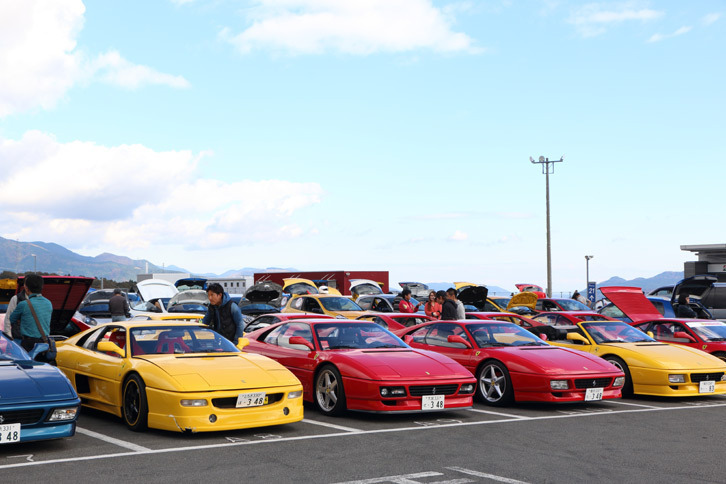 同時開催の「オートカー・ジャパン・フェスティバル2016」には新旧さまざまなスーパーカーやヒストリックカーが集結。それを見学するのも楽しみのひとつだ。今年は「フェラーリ348」のオーナーズクラブも参加していた。