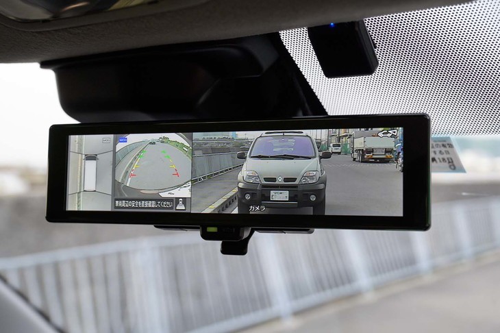ルームミラーにカメラ映像を映し出せる「インテリジェントルームミラー」は上位グレードに標準で、下位グレードにもオプションで装着できる。たくさん積むことの多いバンだけに役立ちそうだ。