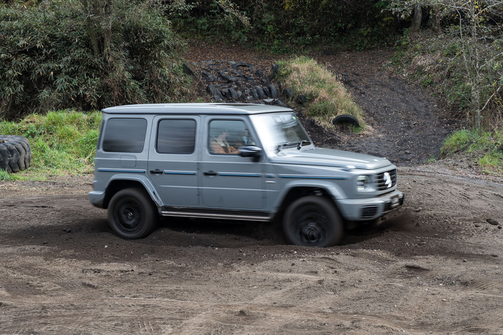 「Gターン」を作動させその場でクルクル回るというのは、思ったよりも迫力がなく、運転席では「あ、こんなもん？」とも思ったが、地面が削れる抵抗感は十分強い。ただ、外で見ていた担当サクライ君は「めっちゃ面白いですし、けっこう迫力もありましたよ！」と興奮気味に語っていた。