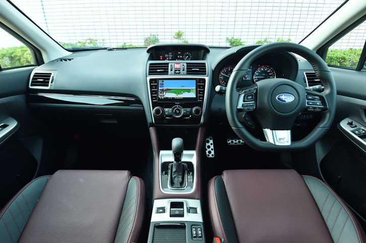 「レヴォーグSTI Sport」のインテリアは、赤いステッチやピアノブラックのパネル類でドレスアップされている。