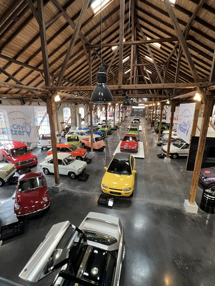 「マツダ・クラシック・オートモビル・ミュージアム・フライ」には、世界中からマツダファンが訪れる。入場料は大人7ユーロで、13歳～17歳が4ユーロ。12歳以下は無料となっている。