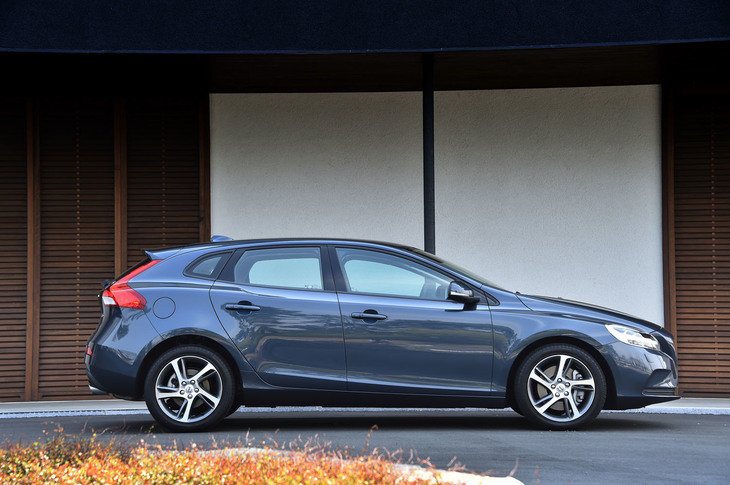 「プレミアム・スポーツ・コンパクト」をコンセプトに掲げる「ボルボV40」は、2012年3月のジュネーブモーターショーでデビュー。日本では2013年2月に発売された。クーペを思わせる流麗なシルエットは、同車のセリングポイントのひとつとなっている。