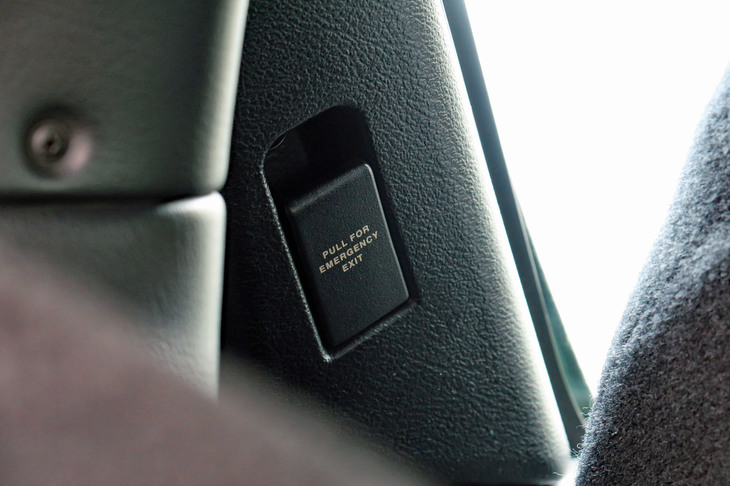 （写真A）Bピラーに備わる非常用のドアノブ。以前も紹介したとおり、リモコンキーや電気式のドアオープナーが壊れた場合、キーでリアハッチを開け、そこから腕を突っ込んでこのレバーを引くとドアを開けられる。