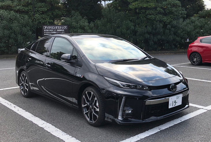「トヨタ・プリウスPHV GRスポーツ」