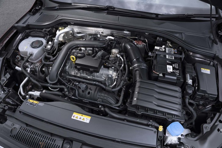 「ゴルフ」のエンジンルーム。「eTSI」ユニットは「エココースティング」と呼ばれる惰性走行を採用しているのが特徴で、高速巡行時はもとより、街乗りのような状況でもエンジンのオン／オフが繰り返される。
