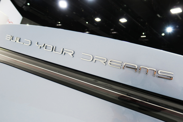 BYDシール（「BUILD YOUR DREAMS」ロゴ）