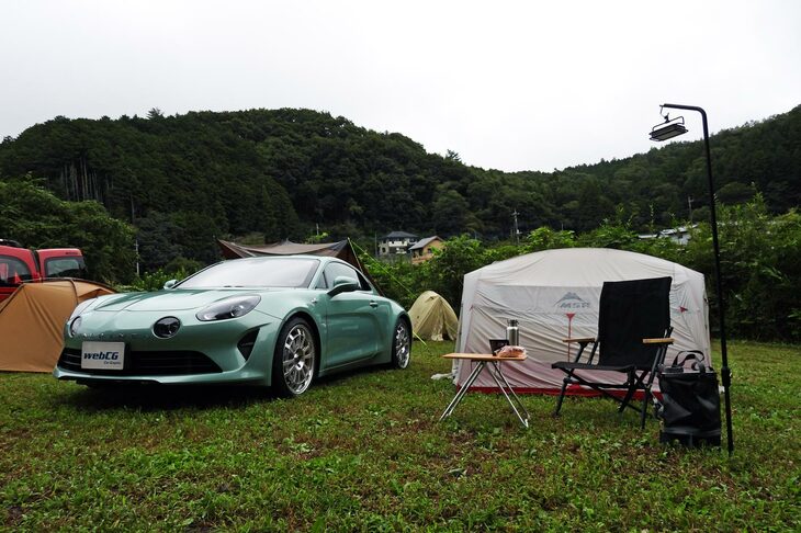 一夜明けて、「アルピーヌA110」とテントの様子。草の様子からもわかるとおり、実は夜にがっつり雨に降られ、ちょっと寒い思いをした。次回の「カングー キャンプ」に参加しようかな？　と思っている人は、天気予報のチェックをお忘れなきよう。それにしても、テントが雨漏りしないでよかった。