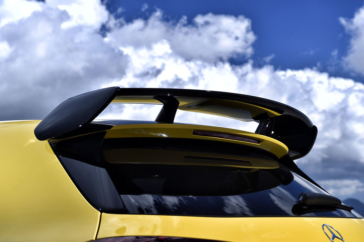 ハイグロスブラック仕上げの大型リアウイングは「A45」導入記念モデル「エディション1」の専用装備。