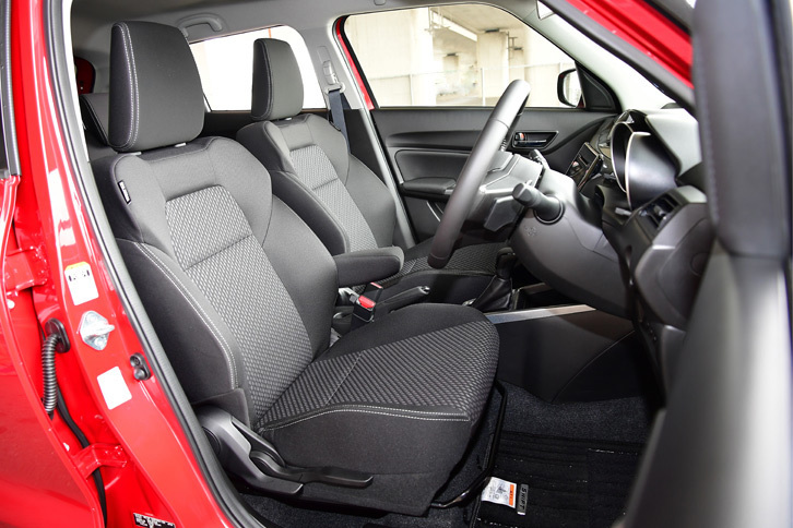 新開発のフロントシートには高性能低反発ウレタンを採用、座った際のフィット感も増している。