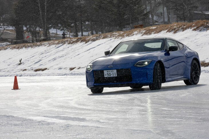 パイロンスラロームでつるつるとお尻を振り出す「フェアレディZ」。こんなクルマをまがりなりにも氷上でコントロールできるのはVDCのおかげだろう。姿勢制御装置のありがたみを実感した。