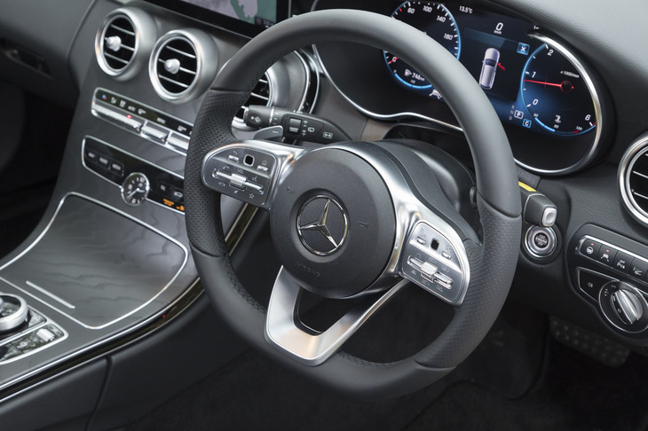 タッチコントロール機能を備えたステアリングホイールが全車に標準装備される。