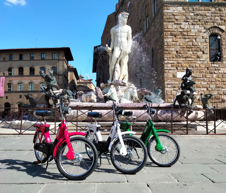 フィレンツェのシニョーリア広場にあるネプチューンの泉前で。