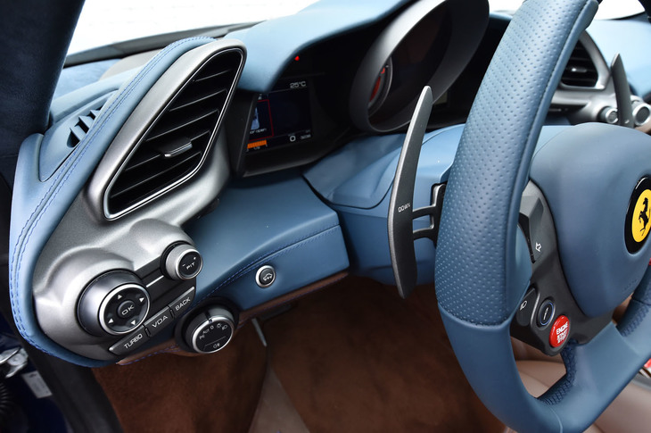 「488スパイダー」のトランスミッションは、7段ATのみ。ステアリングコラムには、上下に長い、固定式のシフトパドルが装着されている。