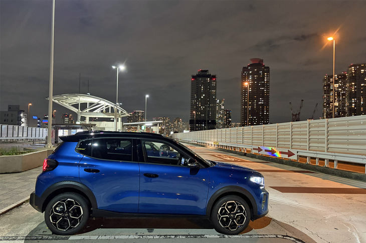 新型「C3ハイブリッド」のボディーサイズは全長×全幅×全高＝4015×1755×1590mmで、ホイールベースは2540mm。先代モデルよりも若干大きくなったが注目はその全高で、なんと95mmも拡大している。