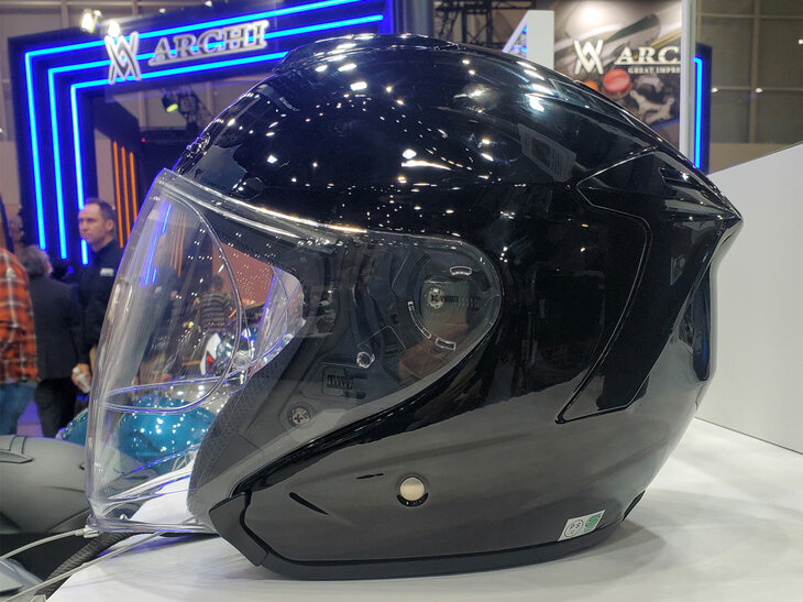 アゴ紐をしていなければ、ヘルメットは意外なほど容易に脱げてしまう。写真のようなジェットヘルメットはもちろん、フルフェイスのヘルメットでも、外れるときは外れる。