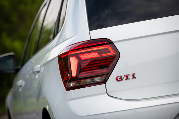 リアの「GTI」バッジは、ノーマル車の「POLO」バッジを置き換える形で装着される。
