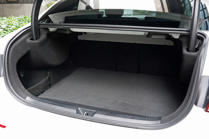 「Aクラス セダン」のトランクスペース（写真）の容量は420リッター。同445リッターの「Cクラス セダン」に肉薄するものだ。