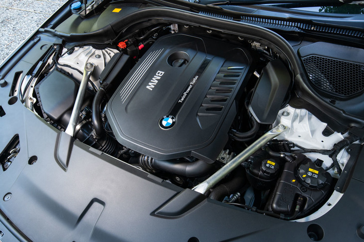 搭載される3リッター直6ターボエンジンは、340psと450Nmを発生。BMWは“ツインパワーターボ”と呼ぶが、装着されるターボチャージャーは1基のみ。