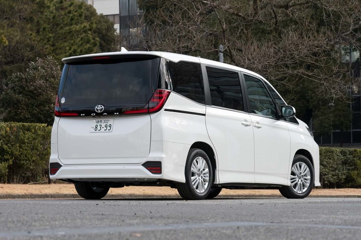 「ノア」のリアビュー。「アルファード」のように左右の端がはね上がったリアコンビランプを採用している。