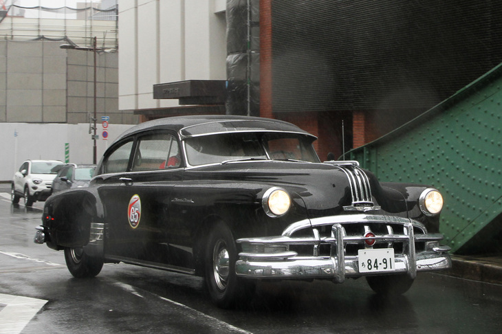 1950年「ポンティアック・チーフテン クーペ」。当時はプレーンバックと呼ばれたファストバックスタイルのクーペ。チーフテンにはこのほかに2／4ドアセダン、2ドアハードトップクーペ、4ドアワゴンと2ドアコンバーチブルが存在した。