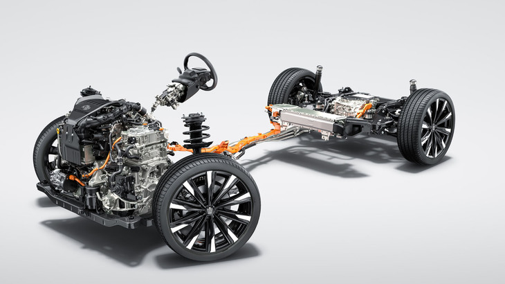 トヨタ車では初採用となる2.4リッターのデュアルブーストハイブリッドはシステム出力349PSを発生。燃費よりもドライバビリティーを追求した電動パワートレインだ。