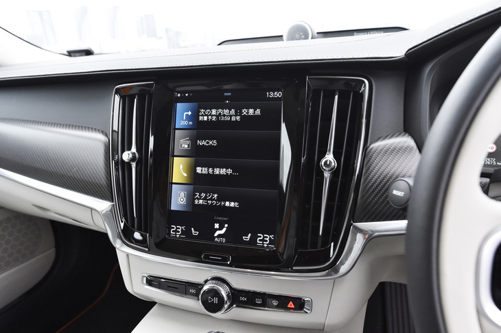 縦型9インチのタッチパネル式ディスプレイでは、ナビやオーディオ、電話のほか、エアコン、シートコントロール、車両設定なども行うことができる。