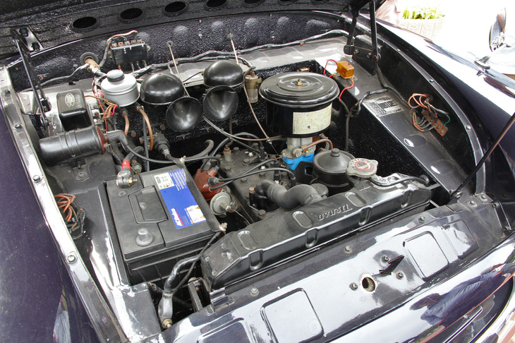 初代「トヨペット・コロナ」のS型エンジン。995ccから最高出力33ps/4500rpm、最大トルク6.5kgm/2800rpmを発生する直4サイドバルブユニットで、960kgの車重に対して非力である感は否めなかった。1959年のマイナーチェンジで新開発のOHV 997cc（45ps、7.0kgm）のP型に換装し、型式名はPT10となる。