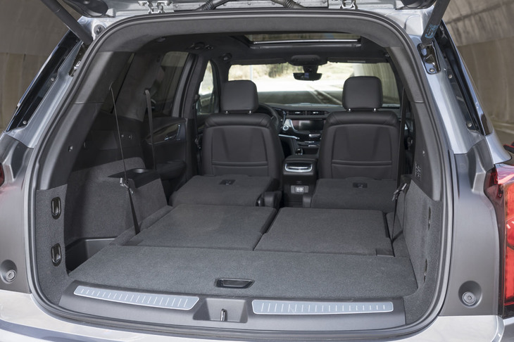 大柄なボディーがかなえる大きな積載容量も「XT6」の特徴。荷室容量は6人乗車時で約357リッター。2列目・3列目シートをたたむと、最大で2228リッターまで拡張できる。