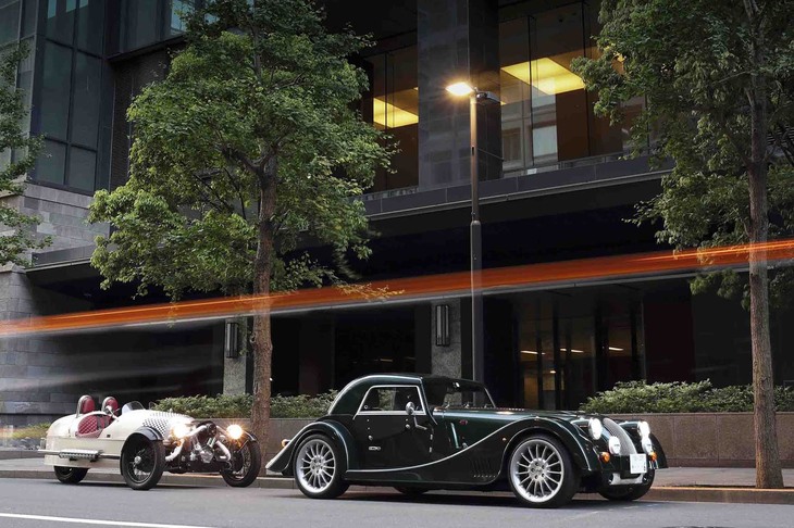 ブリティッシュスポーツを体現するモーガンの最新モデル「プラスシックス」（写真右）と「スリーホイーラー」（同左）の2台を走らせました。（photo：北畠主税）