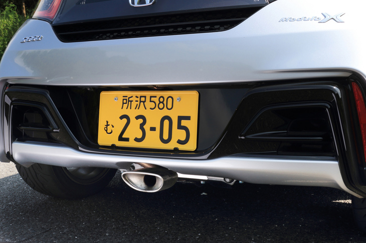 マフラーエンドはセンターの1本出し。その上方に専用のロアバンパーが装着される。